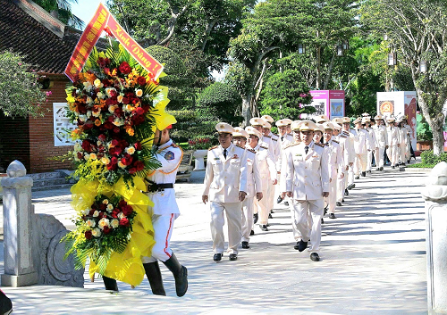 Phòng Công tác chính trị Công an tỉnh dâng hoa, dâng hương tưởng niệm Chủ tịch Hồ Chí Minh