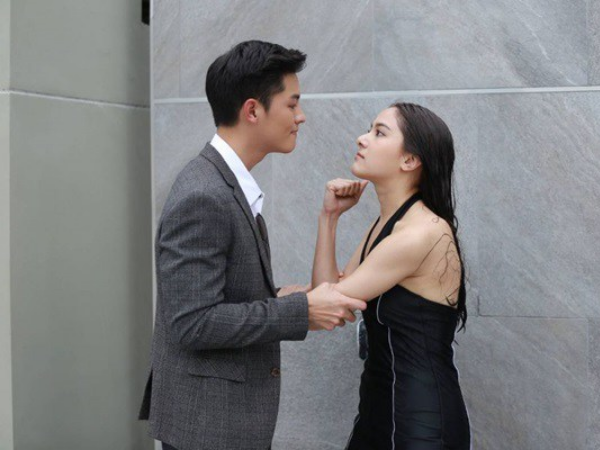 Ngày ra tòa, tôi đi cùng người đàn ông khiến cả nhà chồng ‘đứng hình’ còn chồng thì âm thầm rút đơn ly hôn