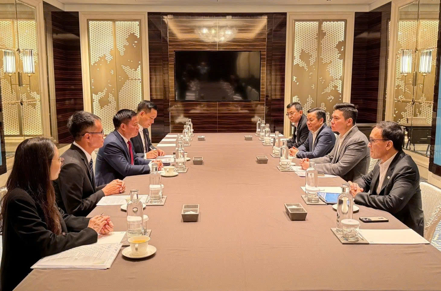 Bí thư Tỉnh ủy Nghệ An Nguyễn Khắc Thận làm việc với Chủ tịch Tập đoàn VSIP Group tại Singapore