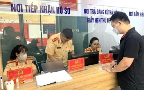 Người dân đăng ký, sang tên ô tô, xe máy cần chú ý quy định mới để không bị lừa