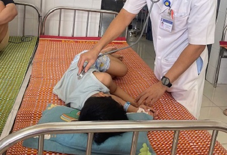 Hơn 40 người nhập viện nghi ngộ độc sau khi ăn bánh mì