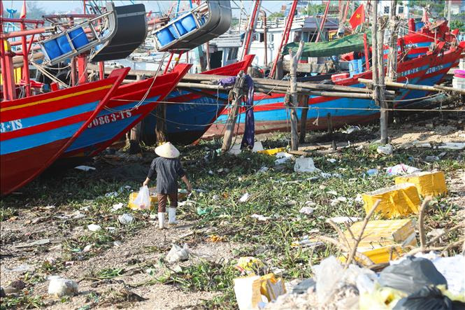 Ô nhiễm nghiêm trọng tại khu neo tàu, thuyền Lạch Vạn (Nghệ An)