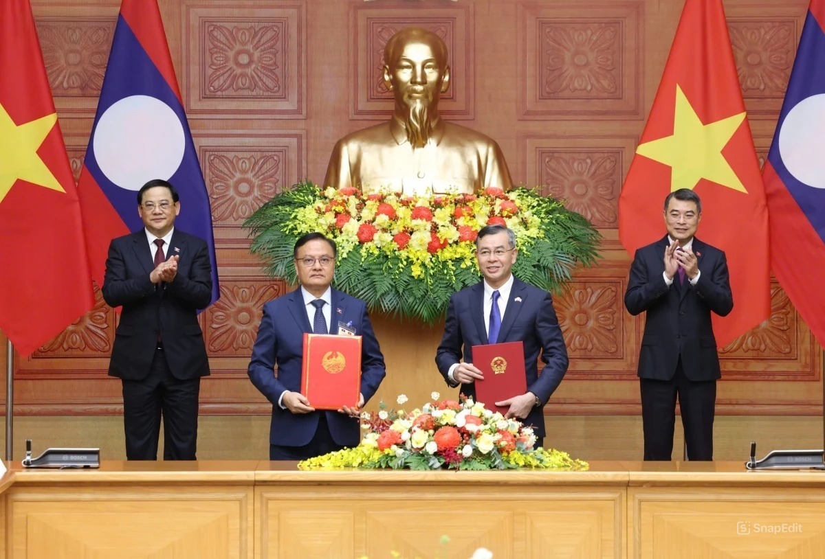 Việt Nam và Lào trao nhiều văn kiện hợp tác quan trọng