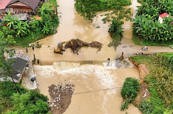 Mưa lớn dồn dập, nguy cơ lũ quét ở các tỉnh Bắc Bộ, Trung Bộ tiếp tục nắng nóng
