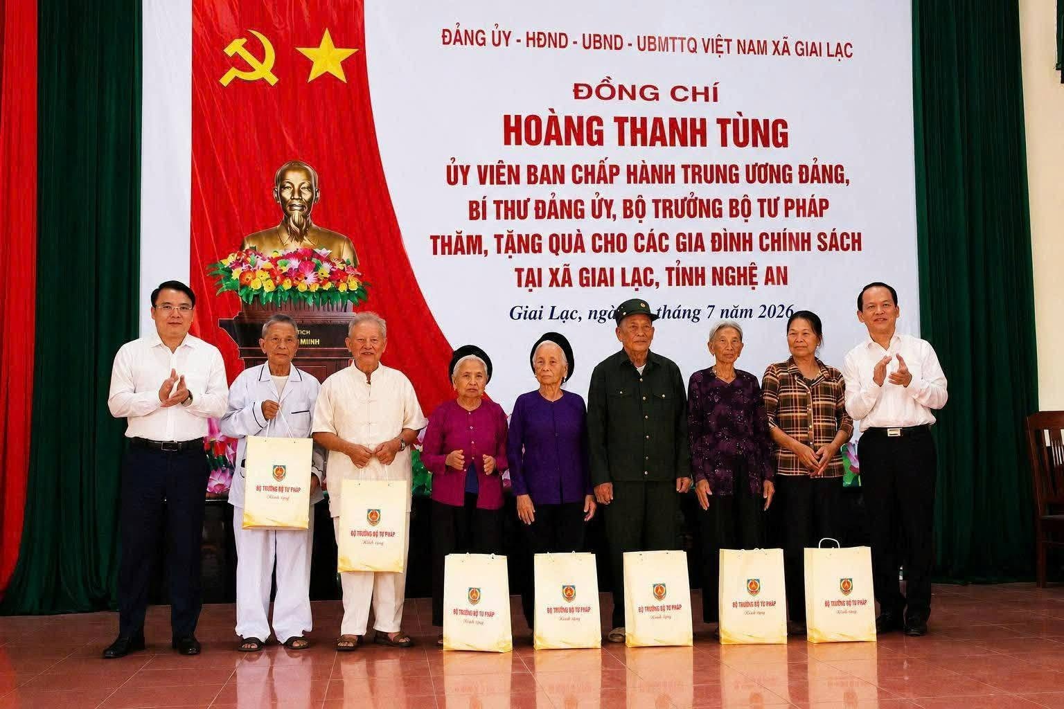 Bộ trưởng Bộ Tư pháp dâng hương tri ân tại Nghệ An