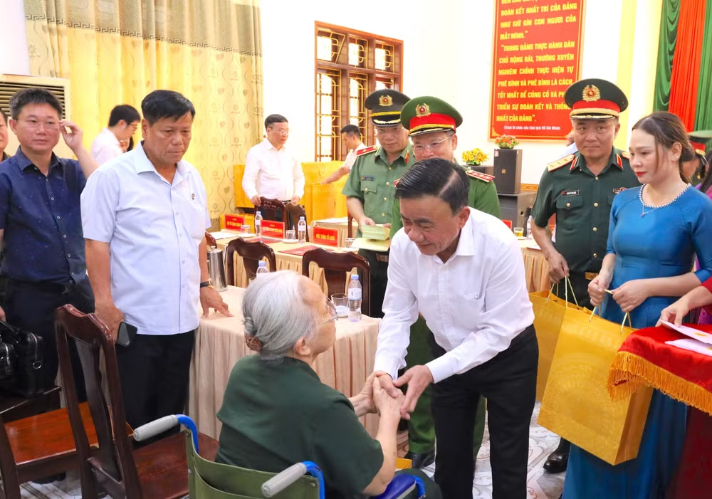 Thường trực Ban Bí thư Trần Cẩm Tú thăm và tặng quà Trung tâm điều dưỡng thương binh Nghệ An