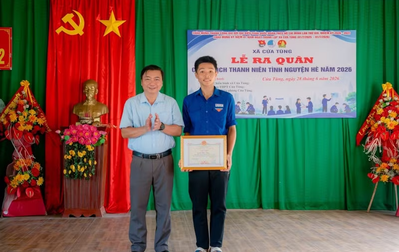 Trao Huy hiệu “Tuổi trẻ dũng cảm” cho nam sinh cứu người đuối nước