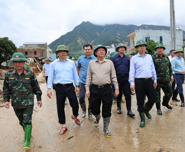 Phó Thủ tướng Hồ Quốc Dũng kiểm tra công tác khắc phục hậu quả lũ quét tại xã Mường Than, Lai Châu