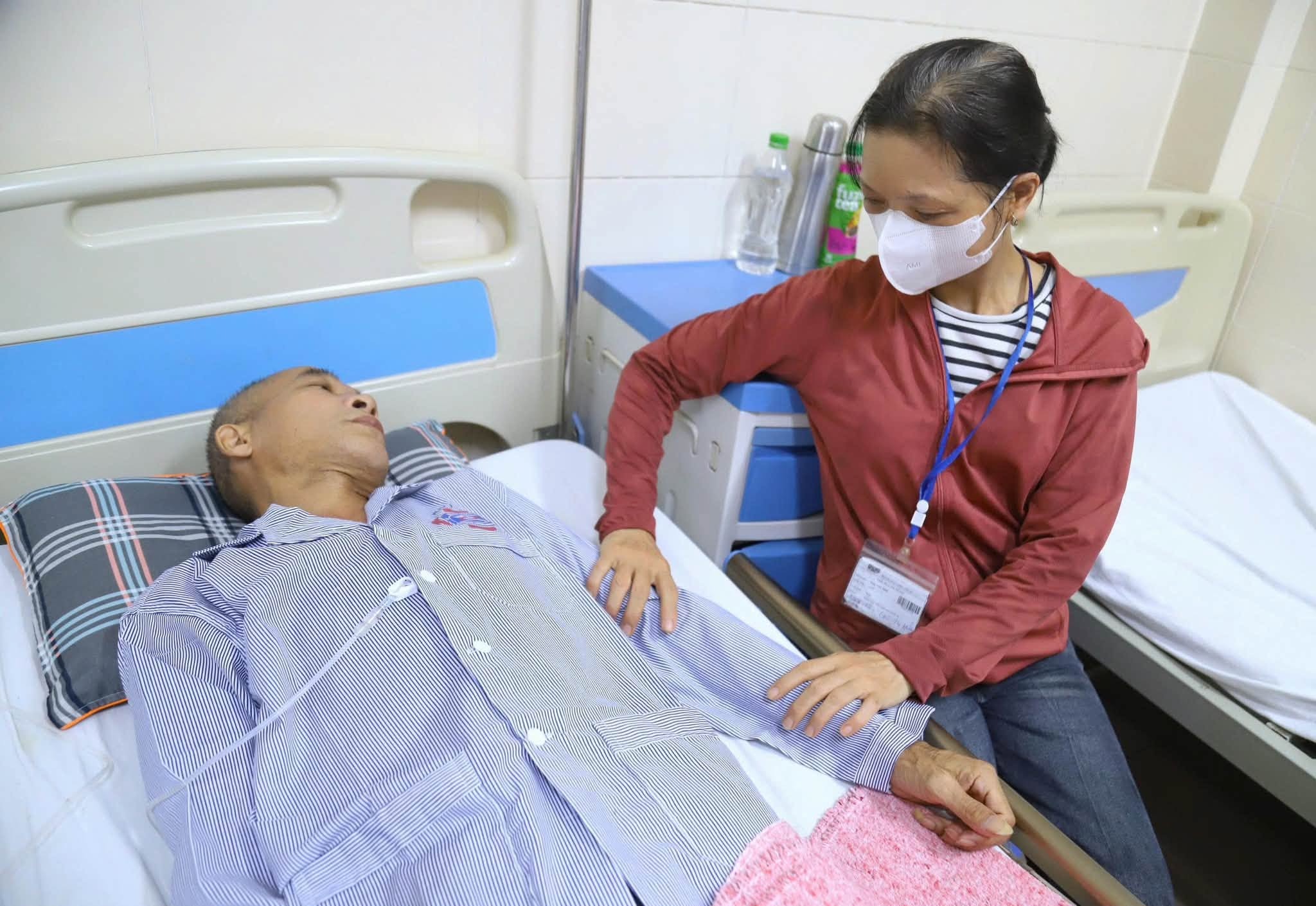 Chồng vay mượn khắp nơi để chữa ung thư cho vợ, nợ chưa trả hết đã bàng hoàng nhận tin dữ