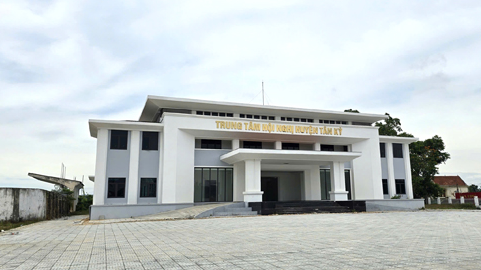 Nghệ An: Trung tâm Văn hoá Thể thao đang thi công xuất hiện nhiều vết nứt, bong tróc bê tông