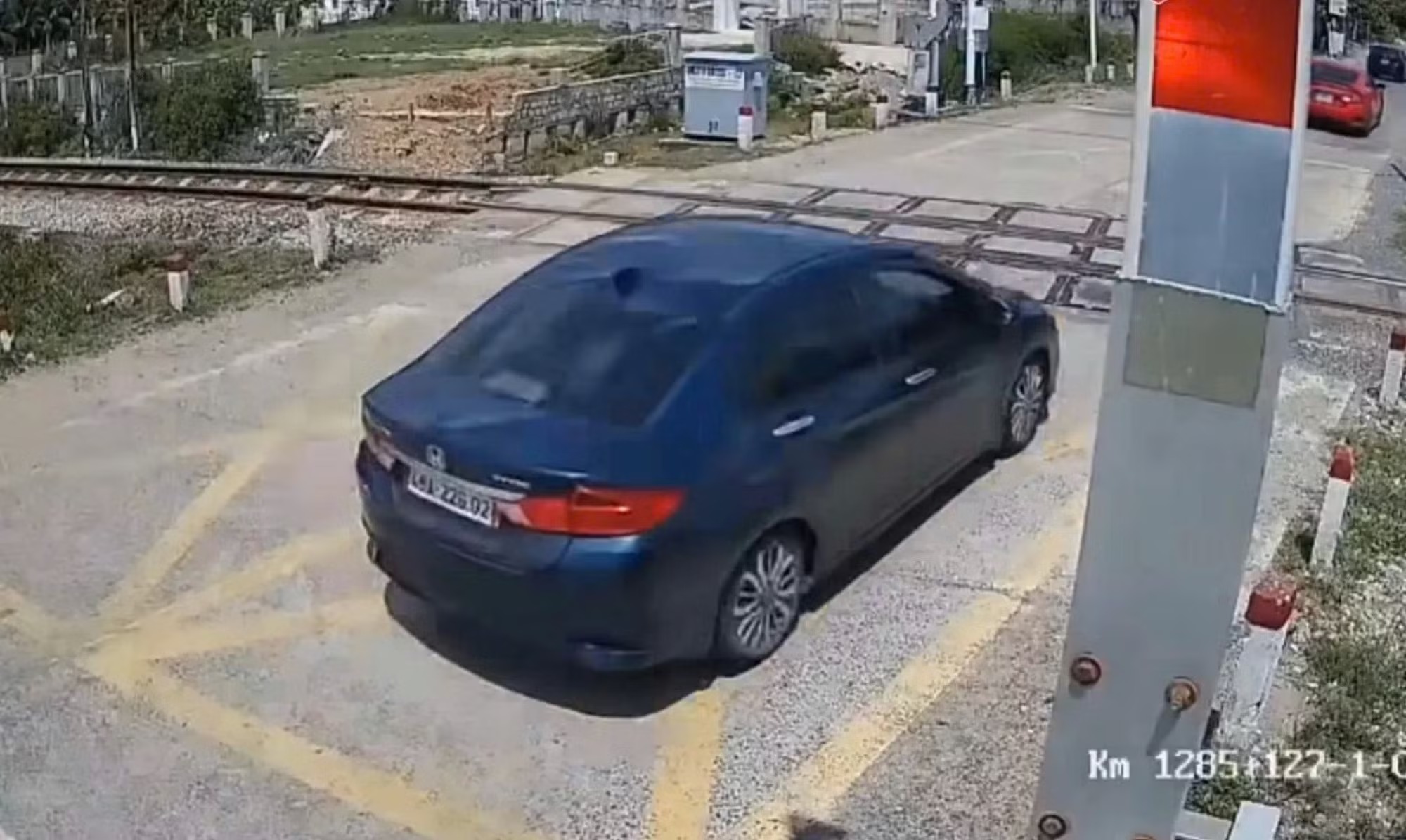 Xử lý nữ tài xế lái ô tô vượt đường ngang khi đèn đỏ đã bật