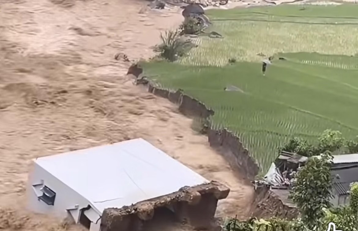 Đổ sập ngôi nhà 2 tầng xuống dòng nước lũ ở Lai Châu