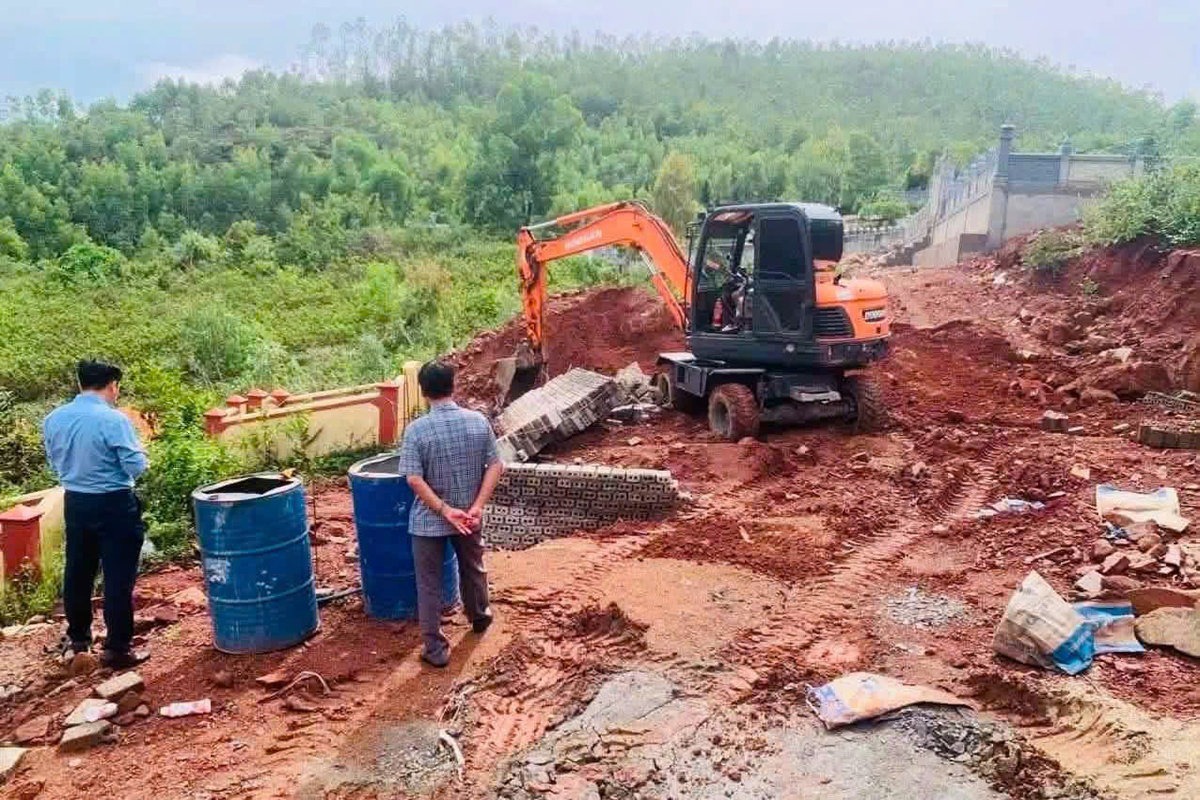 Xây lăng mộ trái quy định, nhiều hộ dân bị cưỡng chế