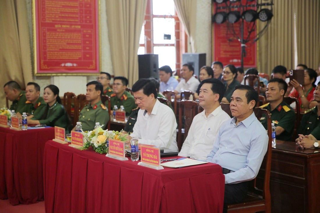 Đại tá Nguyễn Duy Thanh chung vui cùng Nhân dân tại Ngày hội Toàn dân bảo vệ an ninh Tổ quốc xã Anh Sơn