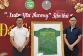 Chiếc áo đấu của thủ thành Nguyên Mạnh được bán với giá 50 triệu đồng