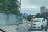 Video: Bất chấp cảnh sát giao thông 'lấy người chặn xe', nữ tài xế vẫn lái xe lao về phía trước