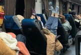 Dân mạng bức xúc cô gái gác chân lên ghế trên tàu lửa, suýt trúng cả đầu cụ lớn tuổi