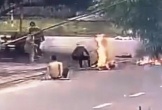 Người phụ nữ bị đánh ghen bằng xăng, đốt giữa đường