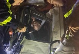 Nghệ An: Phá cửa cứu tài xế kẹt trong cabin xe tải biến dạng