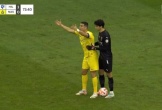 Ronaldo nổi giận, không cho thủ môn phát bóng sau khi bị VAR tước bàn thắng