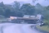 Camera ghi hình đuôi xe đầu kéo va vào đầu xe tải chạy ngược chiều ở Nghệ An