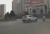 Ôtô hất tung xe máy khi qua bùng binh