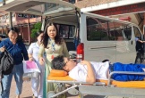 Xúc động hình ảnh Giám đốc Sở Giáo dục đào tạo Quảng Trị đưa thí sinh bị tai nạn vào phòng thi