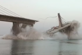 Cận cảnh cây cầu ở Ấn Độ đổ sụp xuống sông Hằng trước sự bàng hoàng của người dân