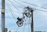 Xe đạp 'bay' lơ lửng giữa đống đường điện, xem camera mới biết nguyên nhân