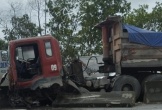 Nghệ An: Xe trọng tải lớn mất lái, tông đổ dải phân cách Quốc lộ 1A