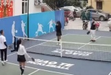 Lộn xộn trên sân pickleball, cô gái bị bóng trúng mặt, giận dỗi 