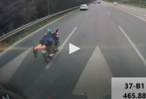 Nam thanh niên nằm rạp lên yên xe máy, lao vun vút trên đường cao tốc