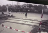 Đau xót clip ghi lại cảnh tượng nữ sinh băng qua đường tàu tử vong thương tâm tại Hưng Yên