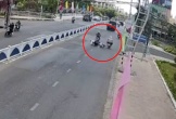 Người đàn ông nghi 'ngáo đá' đạp đổ xe nhiều phụ nữ đang đi trên đường