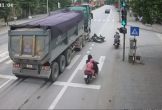 Clip: Ô tô vượt ẩu hất văng người đi xe máy vào đầu xe tải