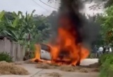 Hà Tĩnh: Xe ô tô bốc cháy dữ dội nghi do mắc rơm rạ phơi giữa đường