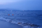 Tắm biển giữa sóng lớn, 6 học sinh bị cuốn ra xa, cứu được 5 em