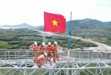 Xúc động hình ảnh cờ Tổ quốc tung bay trên đỉnh cột điện 500kV