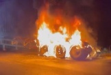 Hà Tĩnh: Xe container bốc cháy dữ dội trong đêm