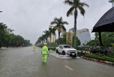 Công an thành phố Vinh hỗ trợ người dân và phương tiện tại các địa điểm bị ngập sâu