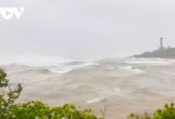 Không khí lạnh làm bão suy yếu nhưng lại gây mưa rất lớn tại các tỉnh miền Trung