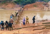 Nghệ An: Nổ mìn thông đường, bắc cầu tạm giúp dân vùng lũ đi lại an toàn