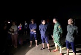 Thuyền bị sóng đánh chìm, con trai bơi được vào bờ, người cha mất tích
