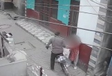 Người đàn ông bị camera ghi lại hành động gây sốc trên phố