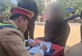 Nhiều học sinh ở Nghệ An đi xe máy không đội mũ bảo hiểm, tăng ga bỏ chạy khi gặp CSGT