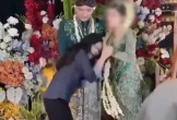 Bạn gái cũ hôn tay chú rể trong đám cưới, cô dâu có phản gây sốc