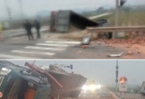 Sau va chạm xe đầu kéo lật xuống ruộng, xe tải nằm 'phơi bụng' trên đường