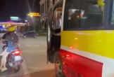 VIDEO: Tài xế xe buýt cố tình mở cửa va vào xe máy chở t.r.ẻ n.h.ỏ