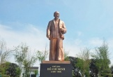 Tượng Bác Hồ đặt ở Làng Sen làm bằng đồng, nặng 6 tấn