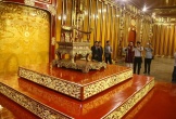 Không tin nổi: Bảo vật quốc gia - ngai vàng triều Nguyễn bị khách tham quan bẻ gãy